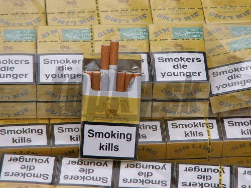 Veľké množstvo nelegálne prepravovaných cigariet odhalili colníci na ceste v Levoči neďaleko čerpacej stanice