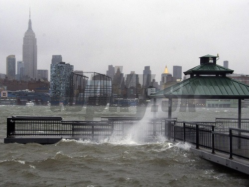 V New Yorku zatvoria dva hlavné cestné tunely kvôli hurikánu Sandy