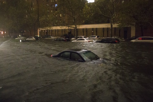 Voda v New Yorku sa dostala už takmer všade