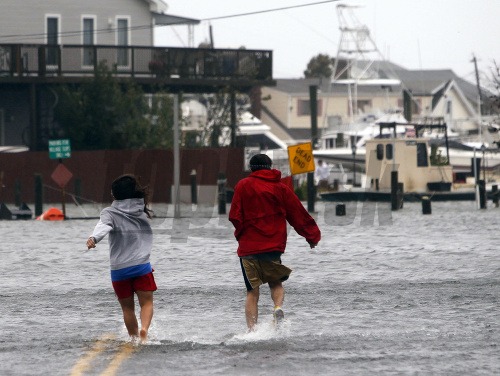 Sandy si v Spojených štátoch vyžiadala najmenej 13 obetí na životoch