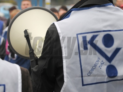 Protestné zhromaždenie zamestnancov Delphi Slovensko na podporu kolektívneho vyjednávania za zvýšené odstupné pri plánovanom hromadnom prepúšťaní