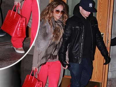 Jennifer Lopez si vyrazila s milencom Casperom Smartom v podivnom outfite.