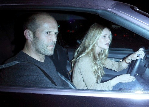 Rosie Huntington-Whiteley neisto šoférovala, zatiaľ čo jej milenec Jason Statham mal oči na stopkách.