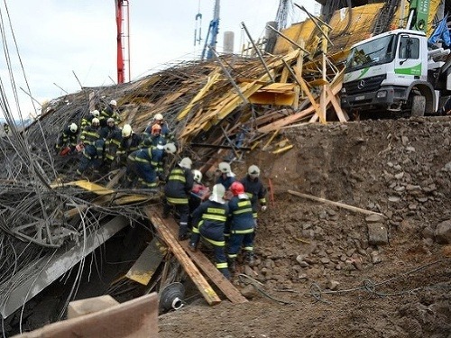 K pádu diaľničného mosta vo výstavbe došlo v piatok (2.11.) krátko pred 15.00 h.