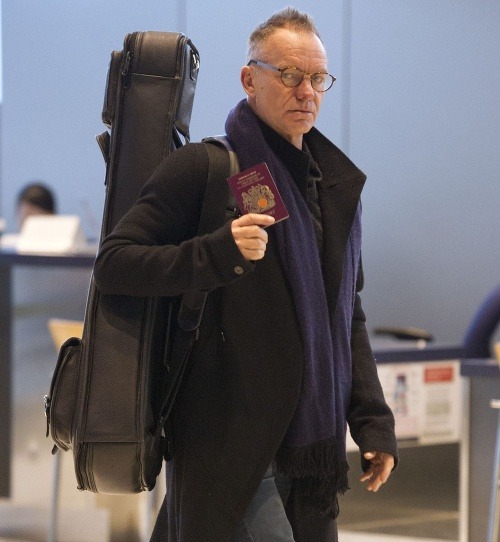Spevák Sting sa na nestarnúceho šviháka už dávno nepodobá. Na letisku prekvapil vráskavou tvárou a zničeným pohľadom.