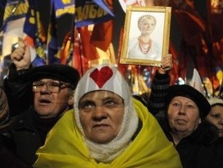 Stúpenci ukrajinskej opozície protestujú s portrétmi väznenej expriemérky Júlie Tymošenkovej