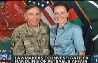 David Petraeus a jeho milenka Paula Broadwellová.