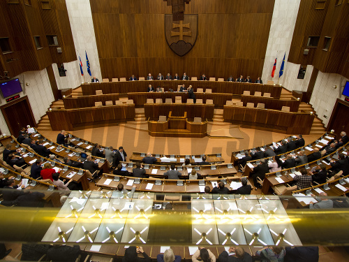 Rokovacia sála parlamentu počas mimoriadnej schôdze k stavu v justícii, ktorú iniciovali tri opozičné strany SDKÚ-DS, KDH a Most-Híd.