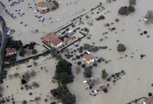 Dažde rozvodnili aj rieku Tiber, voda zaplavila predmestia Ríma