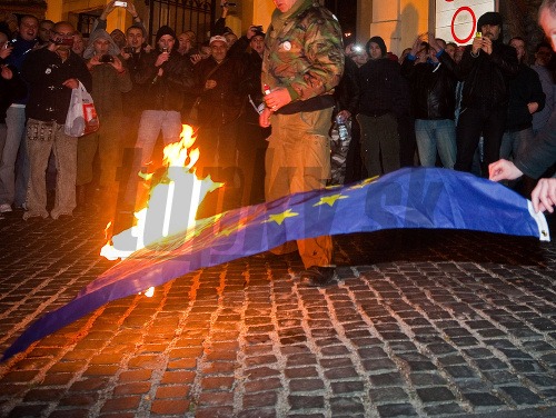 Účastníci pochodu takto zapálili vlajku EÚ