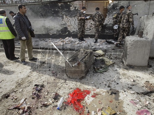 Dvaja afganskí vojaci, ktorí sa v čase výbuchu nachádzali v blízkom vozidle, boli zranení