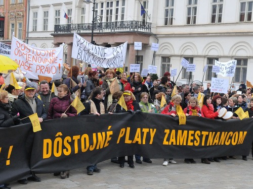 Protestné zhromaždenie zamestnancov školstva z Prešovského a Košického kraja na Hlavnej ulici v Košiciach.