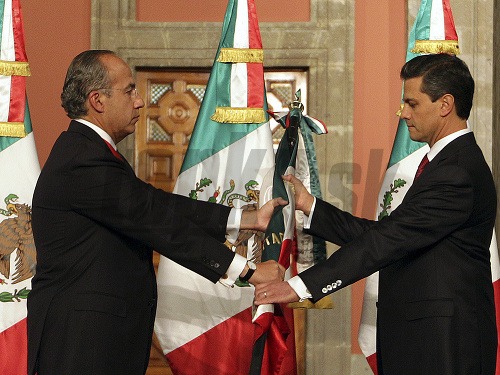 Bývalý prezident Felipe Calderon odovzdáva vlajku Nietovi