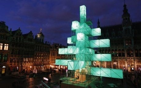Futuristický vianočný stromček v Bruseli sa páči len málokomu