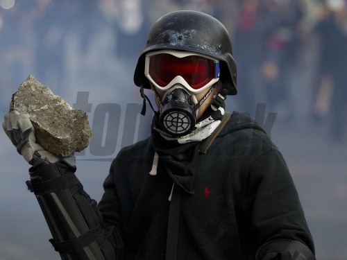 Úvodný obrad sprevádzal niekoľkotisícový protest pred budovou parlamentu