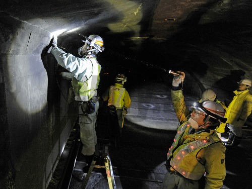 Pri zrútení diaľničného tunela zahynulo deväť ľudí