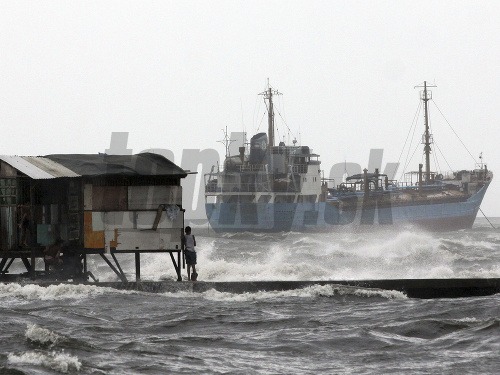 K Filipínam sa blíži tajfún,stovky ľudí evakuovali z pobrežných oblastí