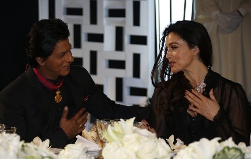 Monica Bellucci svojou krásou očarila koketného Shahrukha Khana z Bollywoodu.