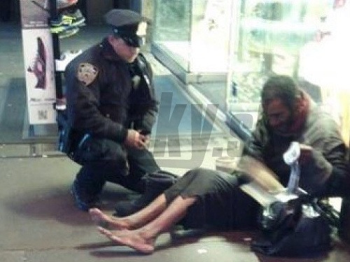 Policajt daroval bezdomovcovi topánky