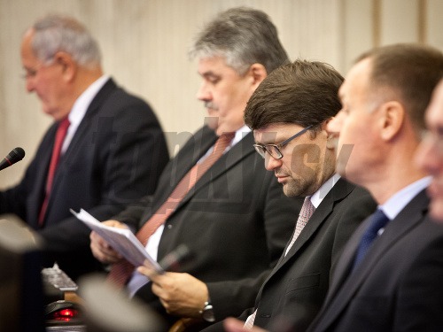 Dušan Čaplovič, Ján Richter a Marek Maďarič počas mimoriadneho rokovania
