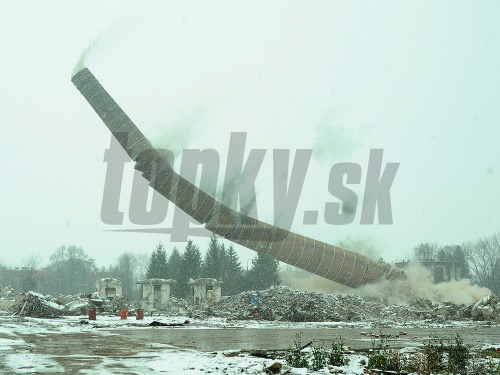 Odstrel komína vysokého 85 metrov v areáli Slovenského hodvábu v Senici