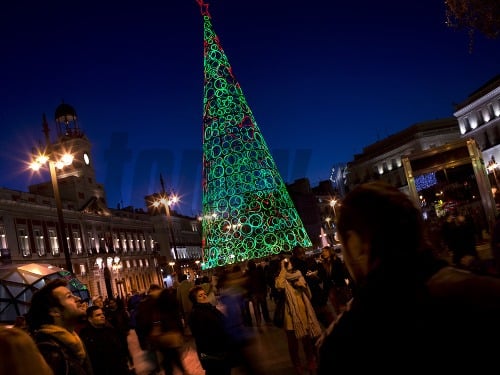 V uliciach španielskeho Madridu svieti 3,5 milióna žiaroviek slávnostnej svetelnej výzdoby