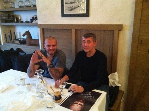 Miliardár Andrej Babiš na spoločnom obede s raperom Rytmusom.