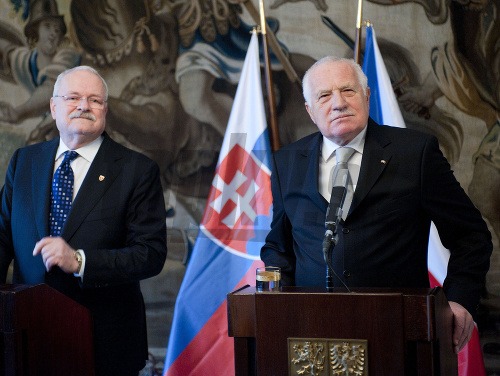 Prezident SR Ivan Gašparovič a prezident ČR Václav Klaus počas oficiálnej návštevy prezidenta SR s manželkou v Českej republike.