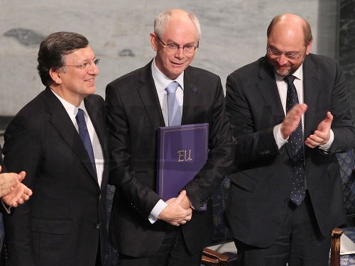 Jose Manuel Barroso, Herman Van Rompuy a Martin Schulz preberajú Nobelovu cenu EÚ za mier