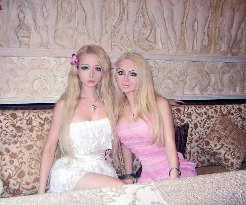 Olga Oleynik (vpravo) akoby z oka vypadla Valerii Lukyanovej. Obe sú posadnuté plastikovou podobou na bábiku Barbie.
