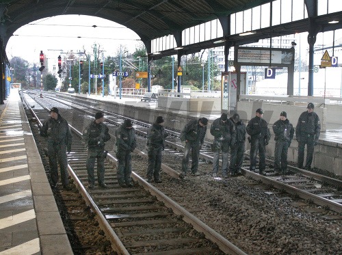 Stanica v bývalom hlavnom meste Nemecka bola v pondelok po náleze podozrivej tašky na niekoľko hodín uzavretá