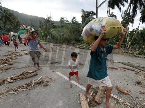 Počet obetí tajfúnu Bopha, ktorý zasiahol južné Filipíny, vzrástol na 902 osôb