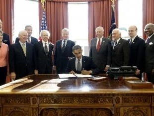 Obama podpisuje Magnického zákon