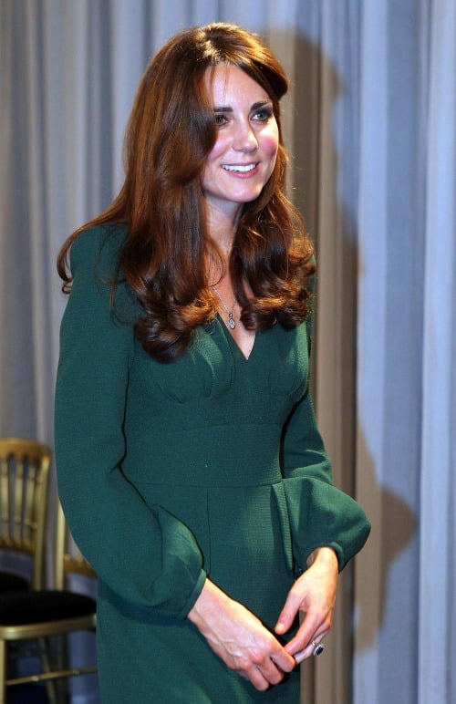 Kate Middleton sa usmieva, no nej tvár nesie viditeľné stopy únavy.