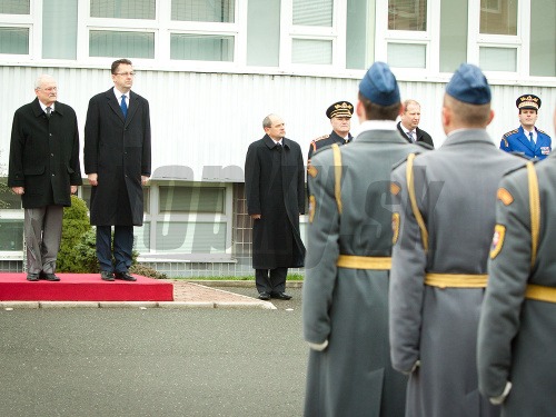 Ivan Gašparovič a Martin Glváč počas návštevy na Ministerstve obrany SR