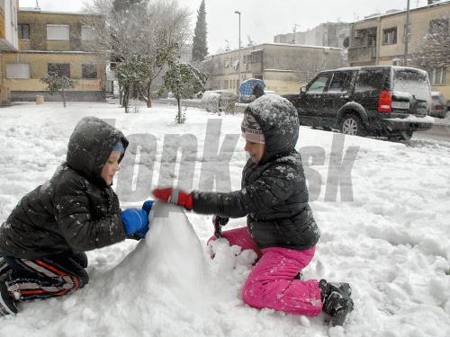 Deti sa zo snehovej nádielky tešia
