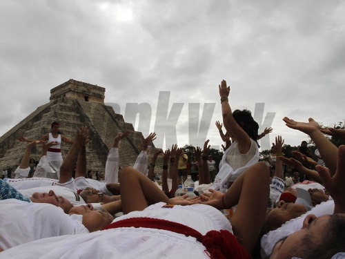 Mexičania oslavujú pred Kukulkánovým chrámom začiatok novej éry