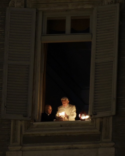 Pápež Benedikt XVI. zapálil mierové vianočné sviečky