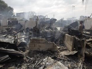 Zhorené domy po požiare v San Juan