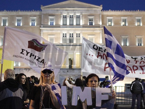 Tisíce Grékov takto protestovali proti schvaľovanému rozpočtu.