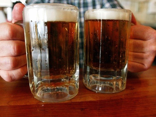 Alkohol: Kým pivo a víno zdraželi, tvrdý alkohol zlacnel. 