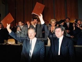 Ivan Gašparovič (vľavo) a Vladimír Mečiar v júli 1992 oslavujú podpísanie Deklarácie zvrchovanosti Slovenska. 