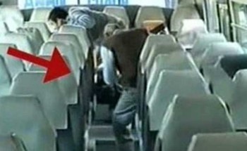 Na dievčinu sa vrhli muži v autobuse