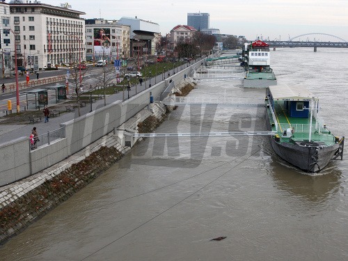 Hladina Dunaja v súčasnosti na hornom úseku slovenského povodia klesá.