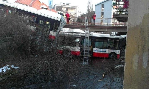 Autobus dostal na ceste šmyk a spadol do potoka