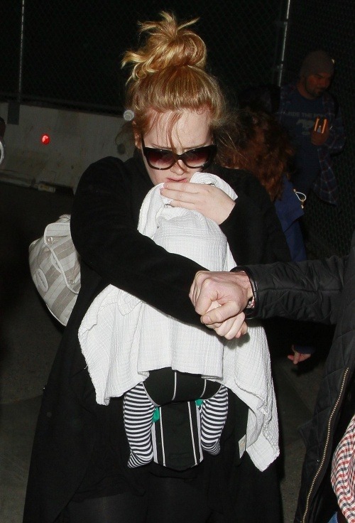 Speváčka Adele sa ani nie tri mesiace po pôrode prvýkrát ukázala na verejnosti so synčekom v náručí.
