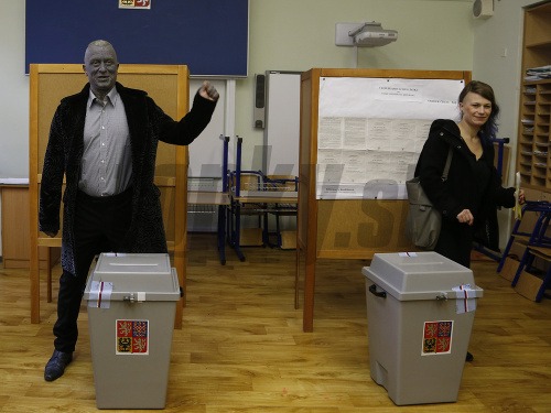 Vladimír Franz pri volebnej urne