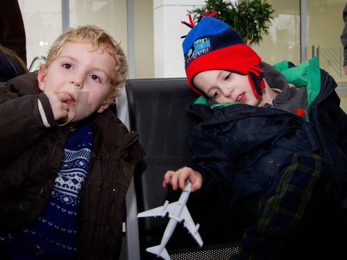 Deti Ivany Boórovej, štvorročný Martinko (vľavo) a trojročný Samko (vpravo), ktoré odobral na základe podozrení z týrania britský Social Service, po príchode z Veľkej Británie na bratislavské letisko M. R. Štefánika.