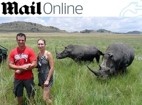 Chantal so svojím priateľom tesne pred útokom nosorožca.