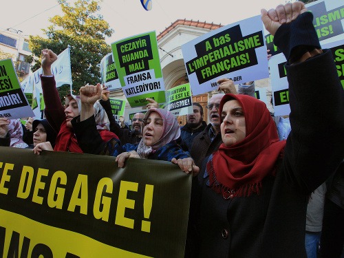 Protesty proti francúzskemu armádnemu pôsobeniu v Mali